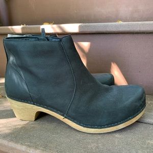DANSKO BLACK LEATHER ANKLE BOOTIES
